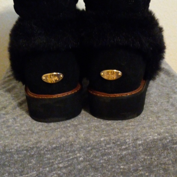 Coach - Picture 2 of 7